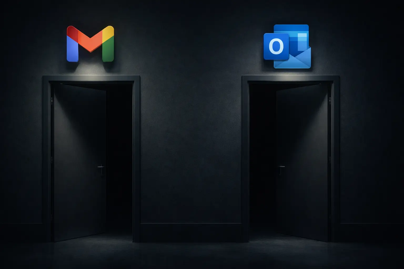 Gmail czy Outlook wybór, drzwi z logami Gmail i Outlook. Wsparcie IT Piastów