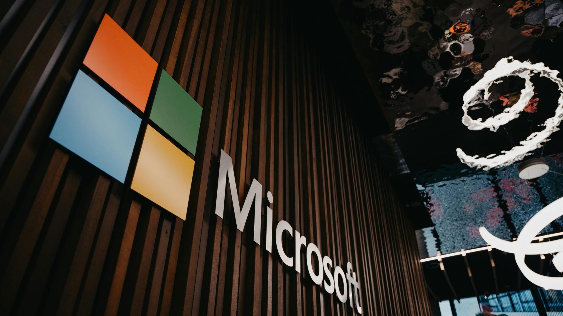 logo microsoft w biurowcu